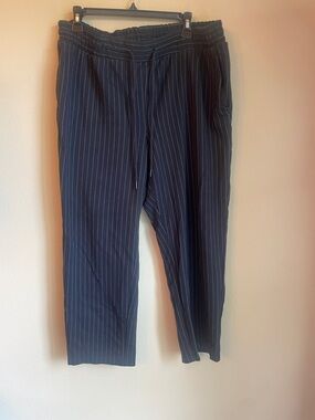 A new Day women’s Navy Pinstripe Drawstring soft crop pant
